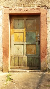 Eingangstür mit hebräischer Inschrift: "So habe ich nun ein Haus gebaut dir zur Wohnung, eine Stätte, dass du ewiglich da wohnest." (Erstes Buch Könige, 13)